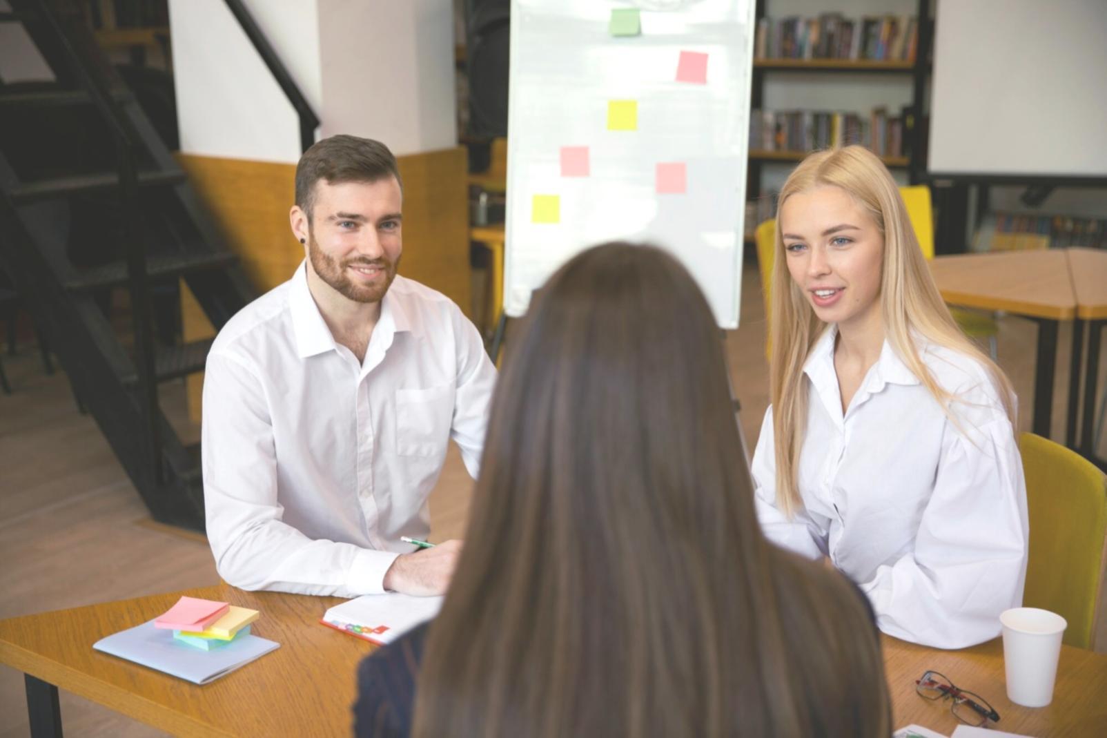 Équipe de professionnels analysant des données financières