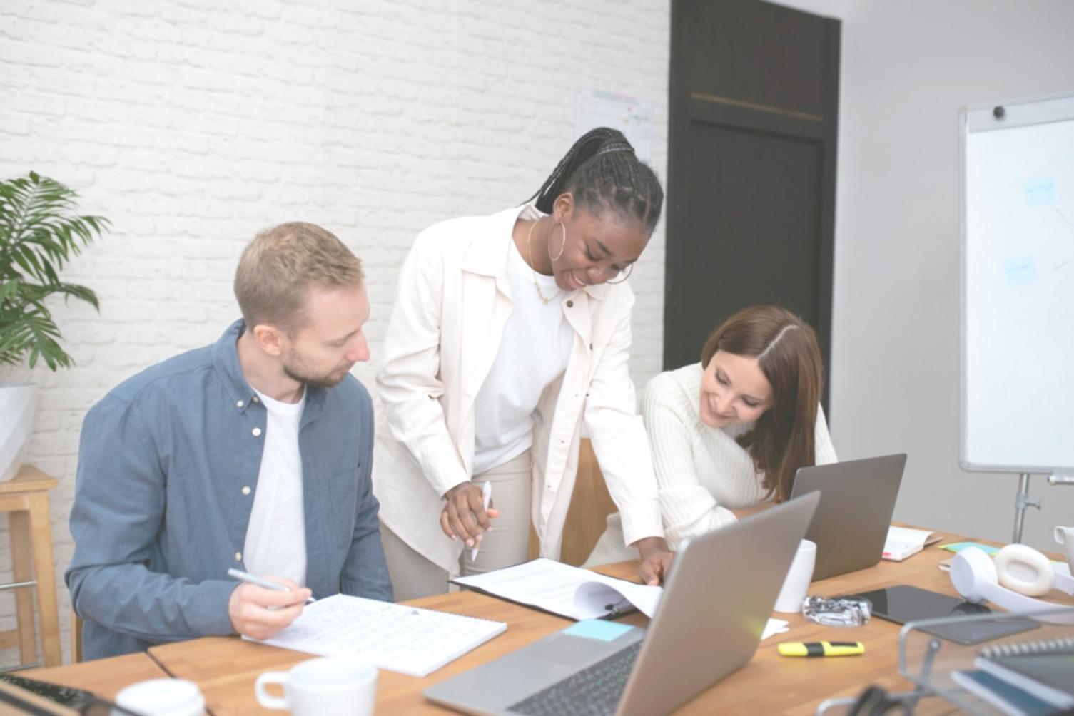 Environnement de travail collaboratif avec analyse de données financières